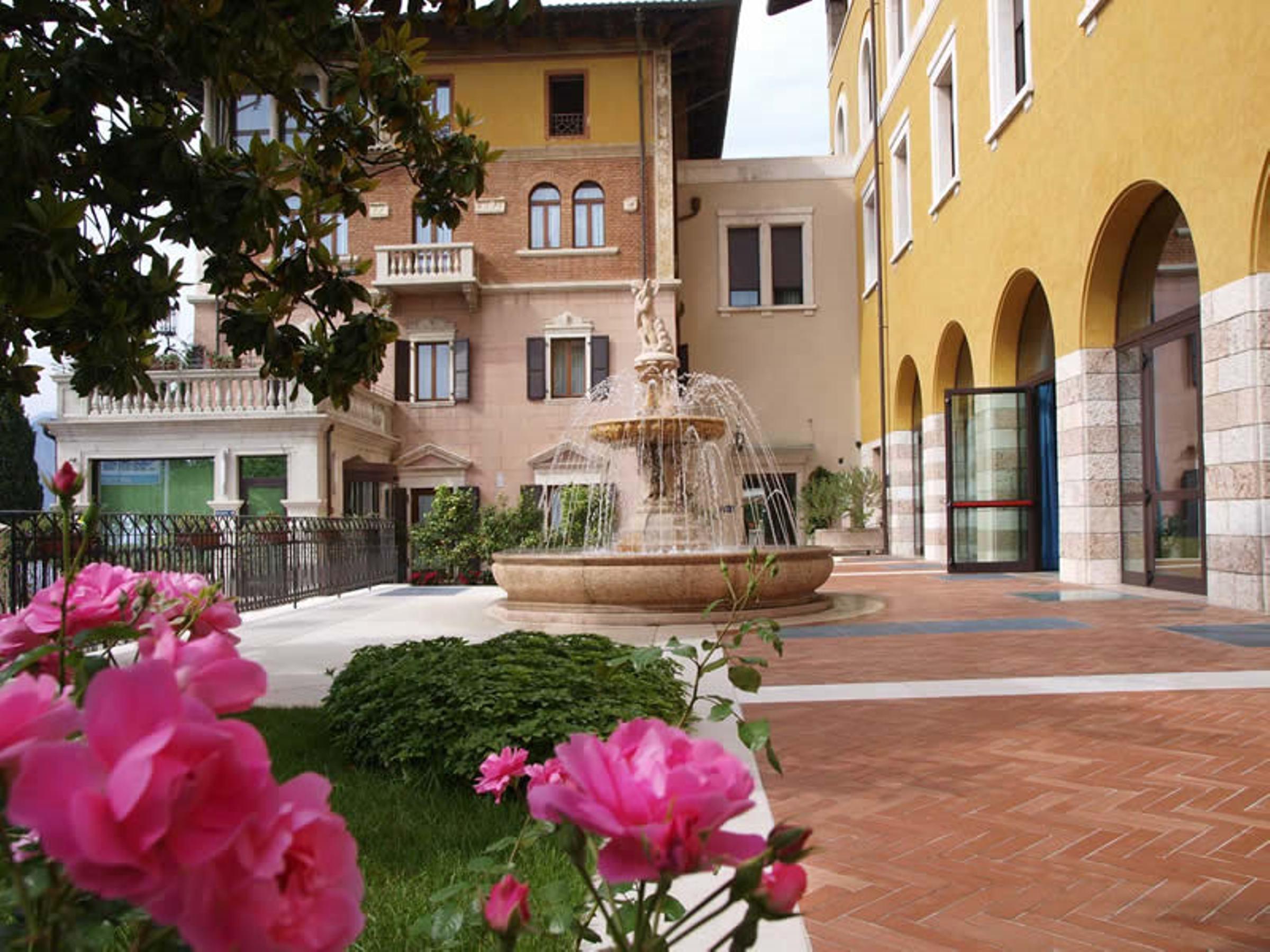 Garda Family House Hotell Castelletto Di Brenzone Exteriör bild